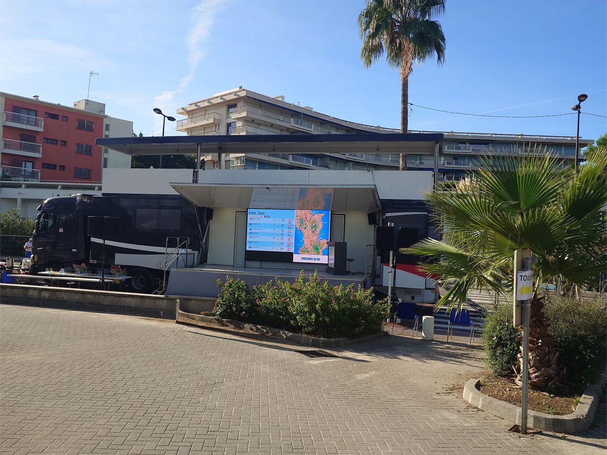Car-Podium sur Courir pour une Fleur à Antibes Juan-les-Pins