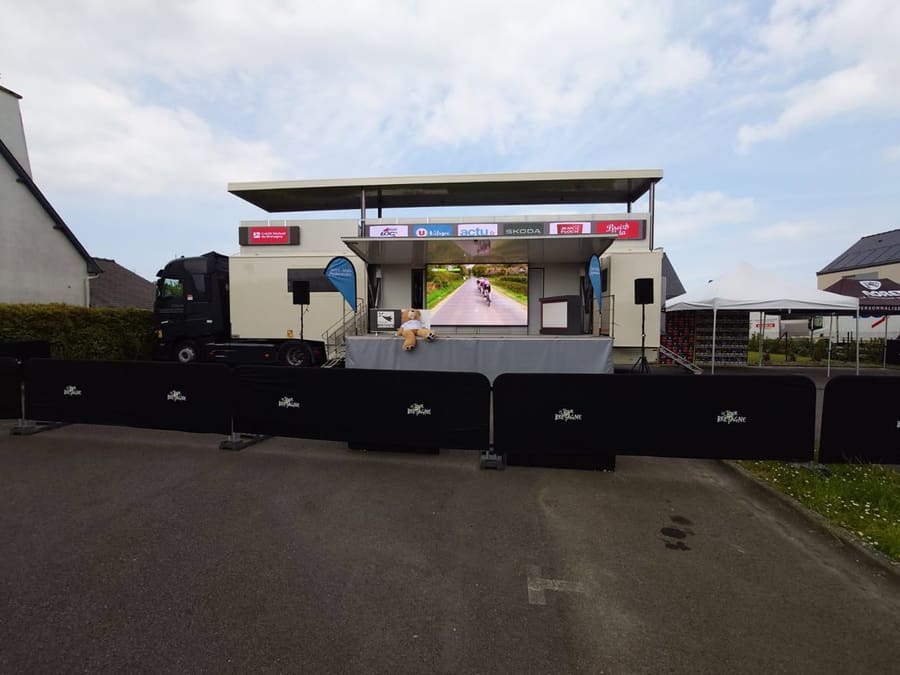 Diffusion course cycliste en direct sur écran LED du Car-Podium