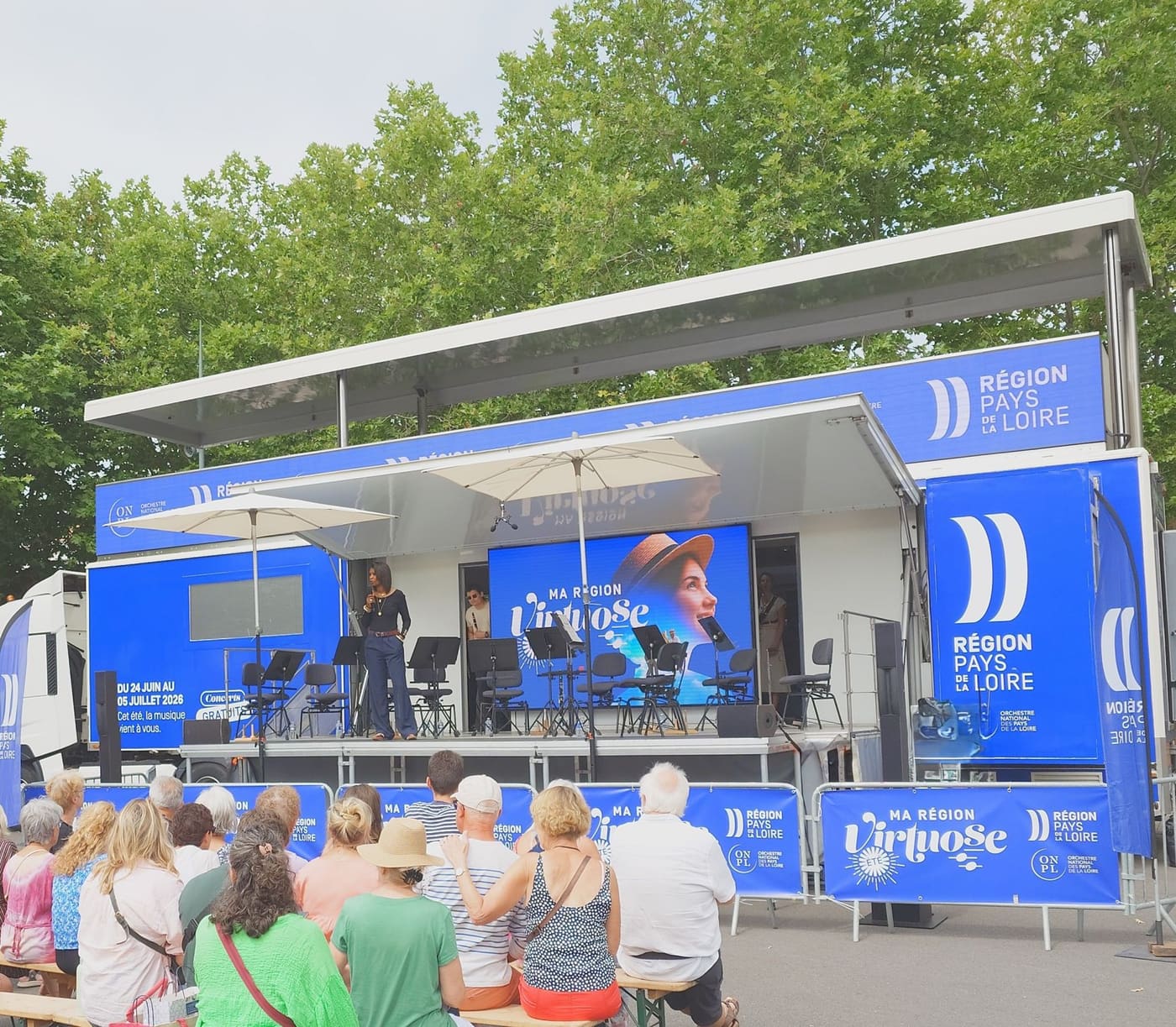 Car-Podium Organisa-Son déployé à Saint-Jean-de-Monts pour Ma Région Virtuose, l'Orchestre National des Pays de la Loire en concert devant le public