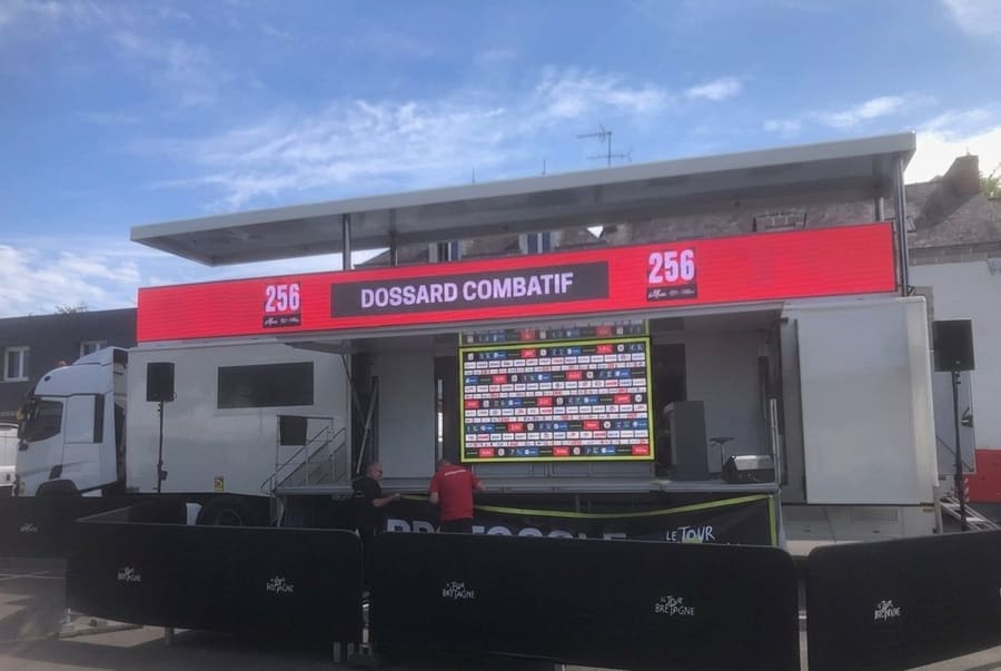 Car-Podium Tour de Bretagne, dossard combatif sur écran LED