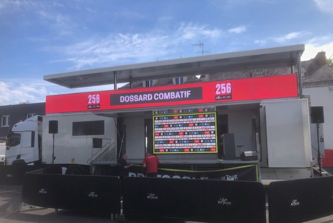 Car-Podium Tour de Bretagne, dossard combatif sur écran LED