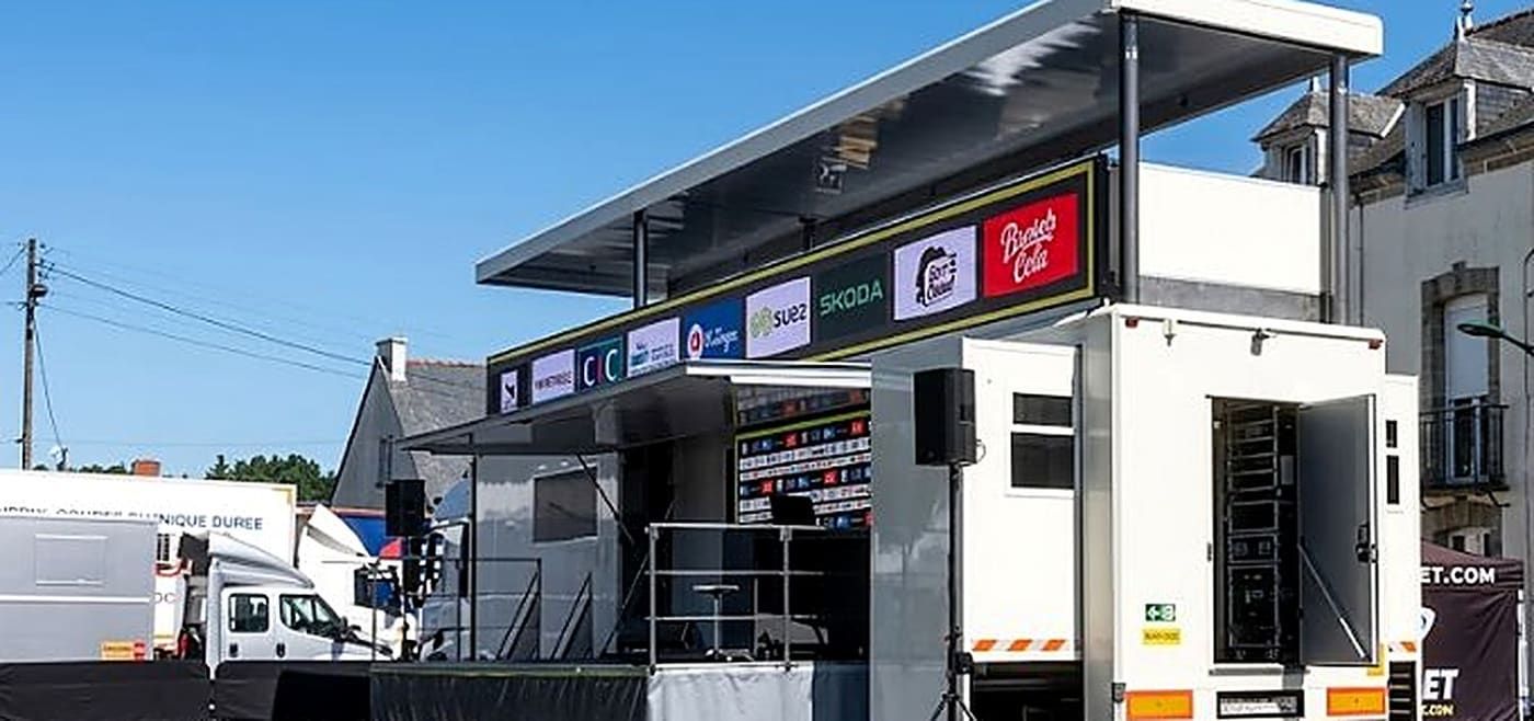 Car-Podium Organisa-Son déployé, scène mobile événementielle vue de face